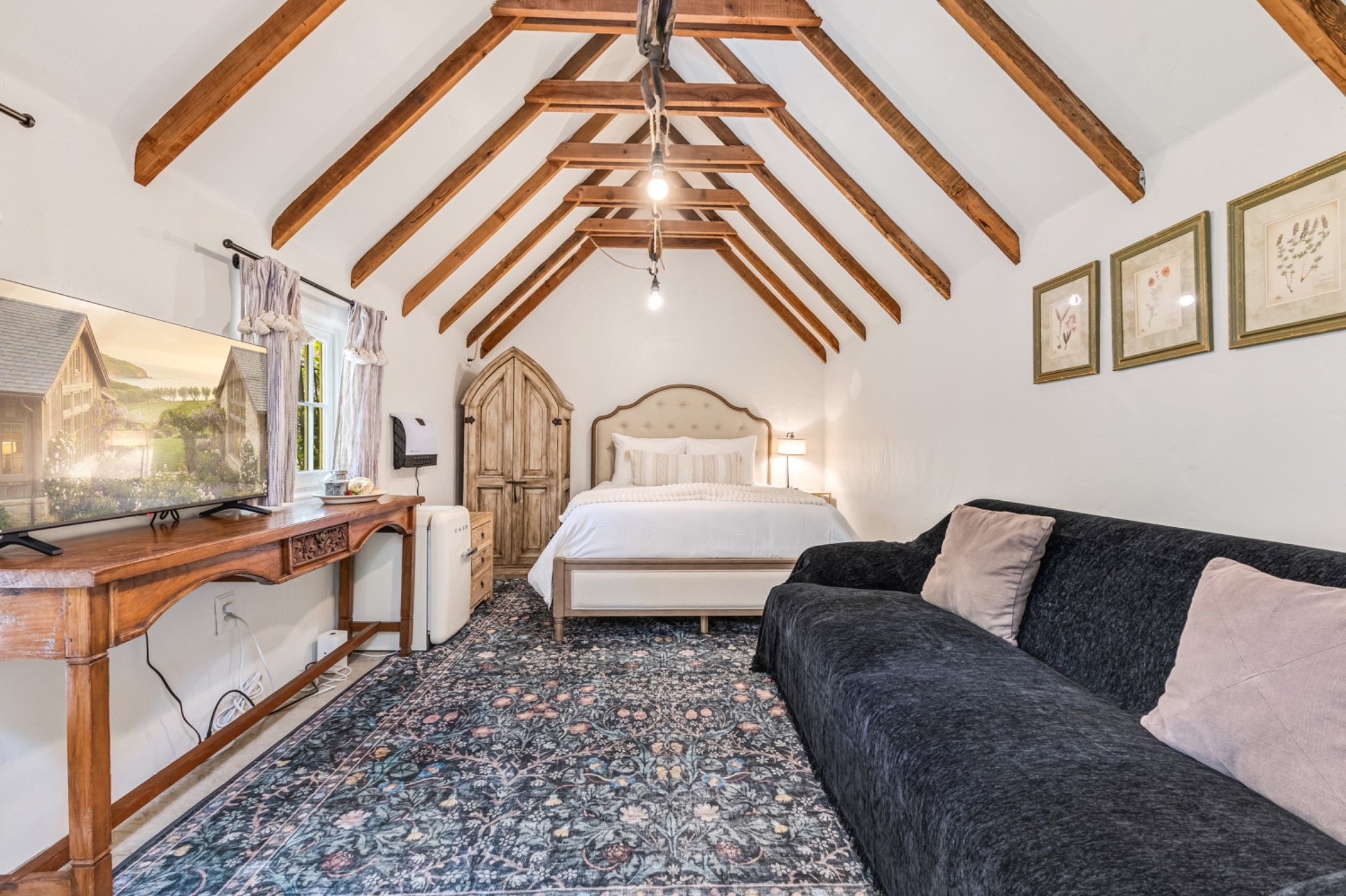 Detached guest cottage suite